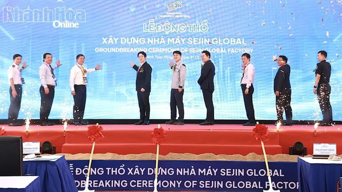 Các đại biểu thực hiện nghi thức ấn nút động thổ dự án.