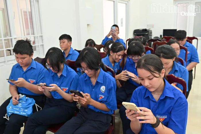 Các đoàn viên, thanh niên tham gia thi trực tuyến.