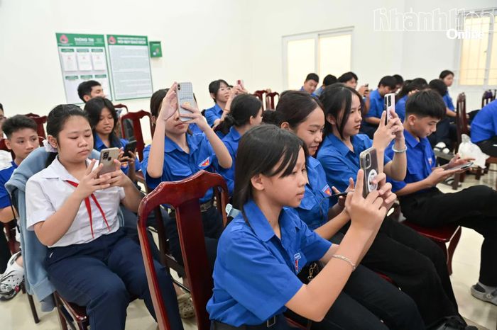 Các đoàn viên, thanh niên quét mã QR tham gia cuộc thi.