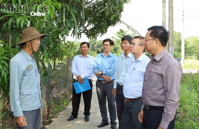 Đoàn khảo sát thực tế người dân bị ảnh hưởng bởi Dự án Nâng cấp và làm mới Tỉnh lộ 6 - ĐT.651G (đoạn 2).