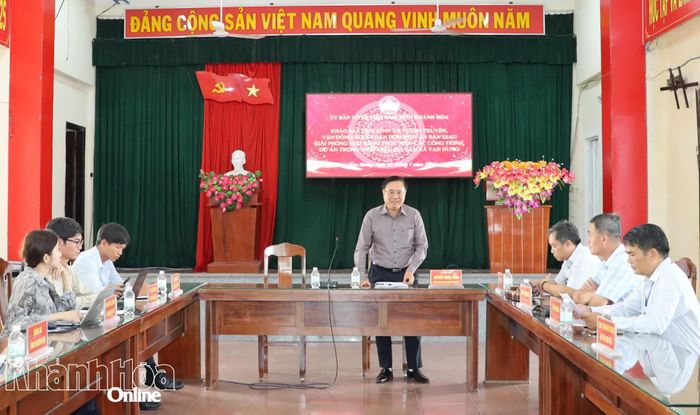 Đoàn khảo sát làm việc với xã Vạn Hưng về tình hình triển khai Dự án Đầu tư hạ tầng Khu Công nghiệp Dốc Đá Trắng.
