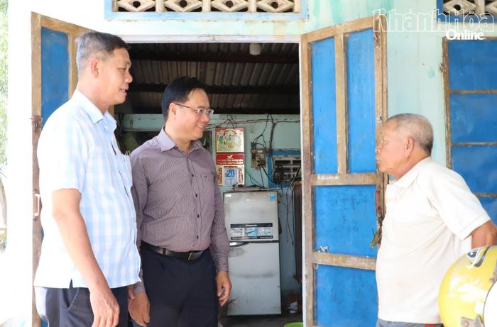 Đoàn công tác khảo sát nắm tình hình thực tế người dân bị ảnh hưởng bởi Dự án Đầu tư hạ tầng Khu Công nghiệp Dốc Đá Trắng.