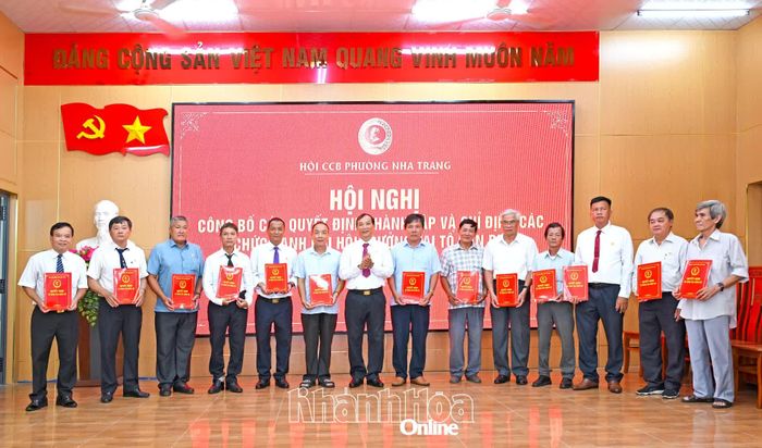 Các chi hội trưởng chi hội cựu chiến binh tổ dân phố sau sắp xếp nhận quyết định.