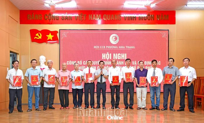 Các chi hội trưởng chi hội cựu chiến binh tổ dân phố sau sắp xếp nhận quyết định.