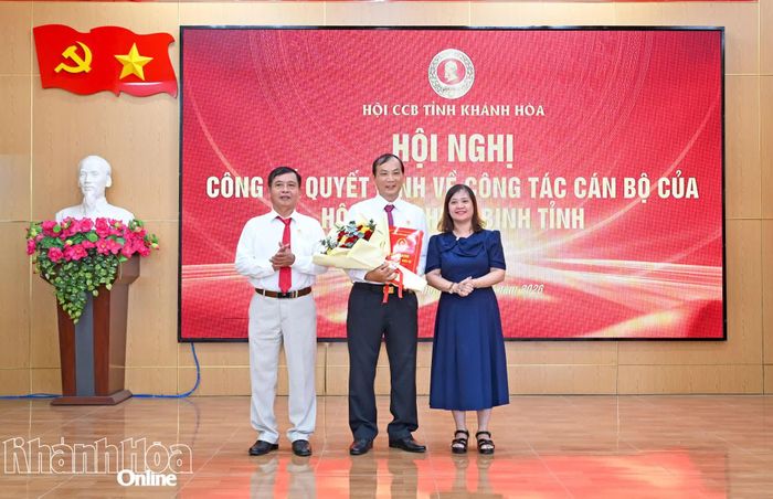 Lãnh đạo Hội Cựu chiến binh tỉnh và Ủy ban MTTQ Việt Nam phường trao quyết định chỉ định Chủ tịch Hội Cựu chiến binh phường cho ông Hoa Văn Phương.