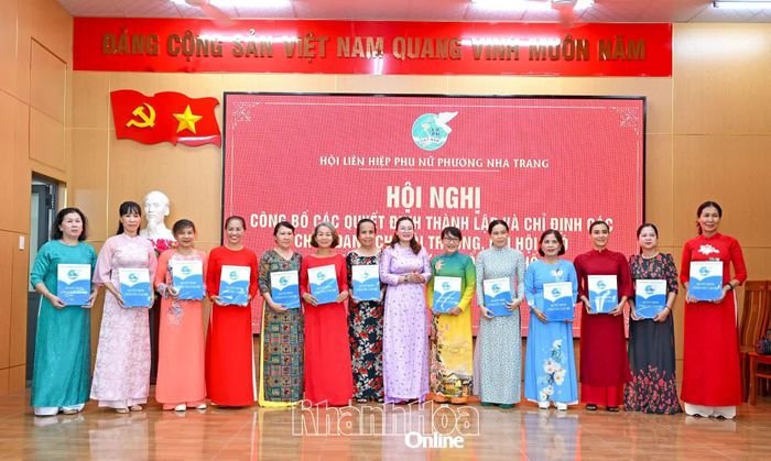 Các chi hội trưởng chi hội phụ nữ tổ dân phố sau sắp xếp nhận quyết định.