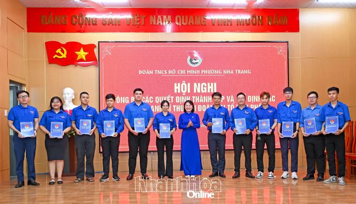Các bí thư chi đoàn tổ dân phố sau sắp xếp nhận quyết định.