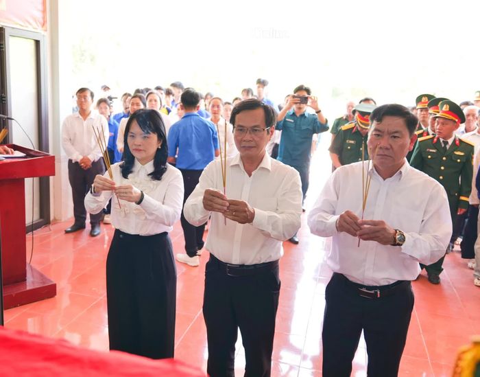 Lãnh đạo phường Bảo An thành kính dâng hương tưởng niệm liệt sĩ Mai Văn Điệu.