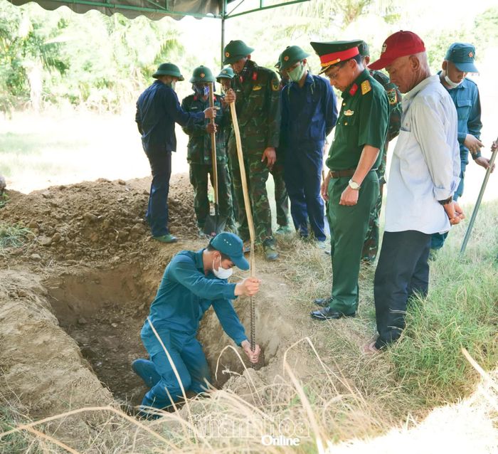Lực lượng quy tập cẩn trọng đào sâu hơn nửa mét tại vị trí an táng ban đầu của liệt sĩ Mai Văn Điệu.