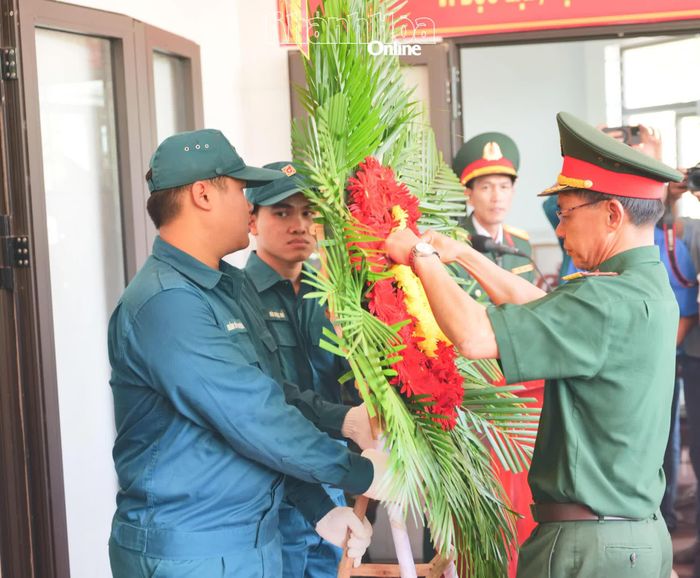 Đại diện Bộ Chỉ huy Quân sự tỉnh Khánh Hòa kiểm tra vòng hoa trước khi thực hiện nghi thức dâng hoa tưởng niệm liệt sĩ Mai Văn Điệu.