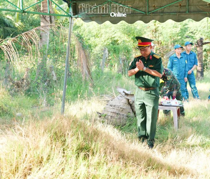 Đại diện Bộ Chỉ huy Quân sự tỉnh Khánh Hòa dâng hương trước khi thực hiện quy tập hài cốt liệt sĩ.