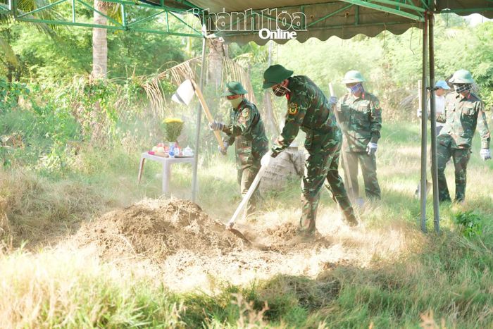 Sau nghi thức dâng hương, các cán bộ, chiến sĩ bắt đầu công tác quy tập hài cốt liệt sĩ Mai Văn Điệu.