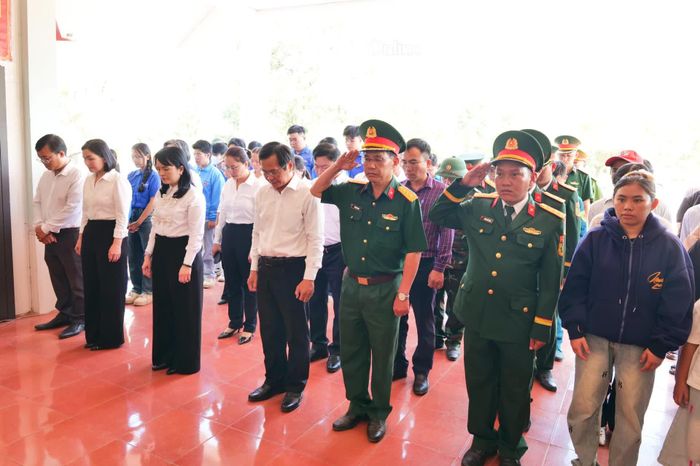 Các đại biểu dành một phút mặc niệm tưởng nhớ liệt sĩ Mai Văn Điệu.