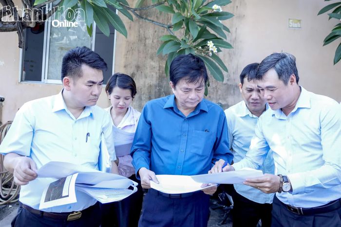 Đồng chí Lữ Thanh Hải khảo sát tại khu đất số 194 Lê Hồng Phong.