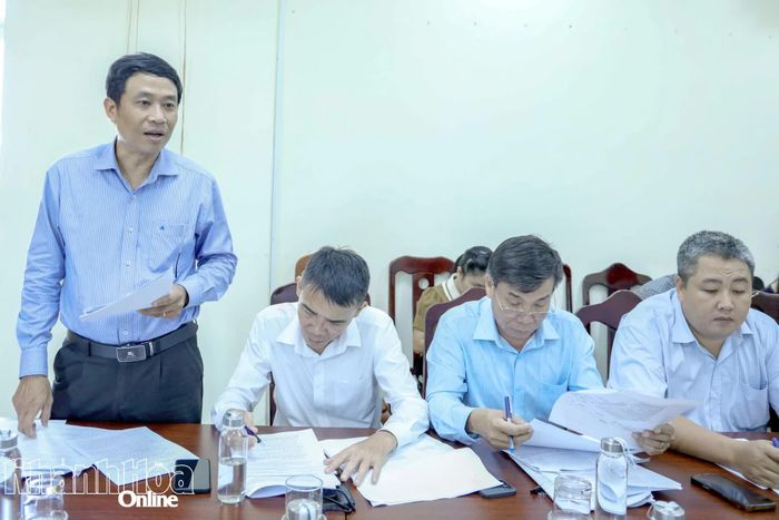 Lãnh đạo Ban Kinh tế - Ngân sách HĐND tỉnh báo cáo tại cuộc họp.