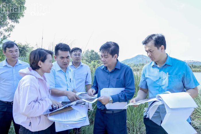 Đồng chí Lữ Thanh Hải khảo sát tại khu đất ký hiệu HH14, ở Tổ dân phố Đất Lành.