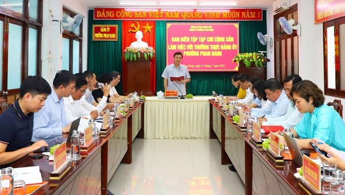 Quang cảnh buổi làm việc.