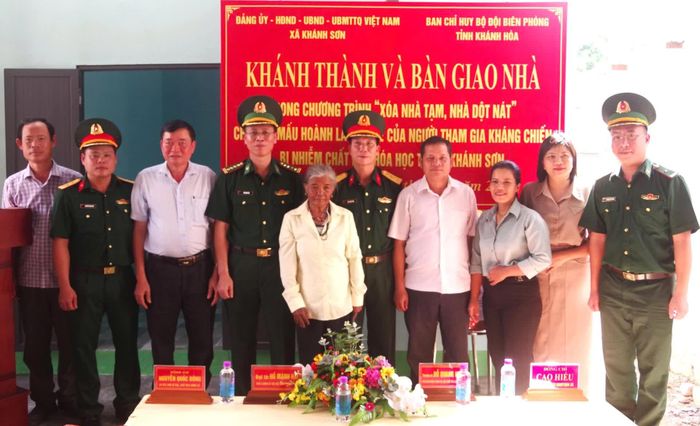 Đại diện các cơ quan, đơn vị cùng gia đình ông Mấu Hoành tại lễ bàn giao nhà.