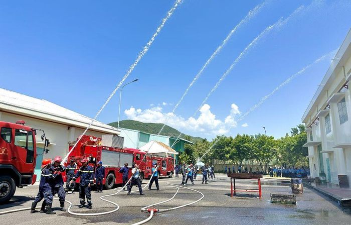 Các lực lượng thực hành đội hình phun nước chữa cháy tại buổi thực tập.