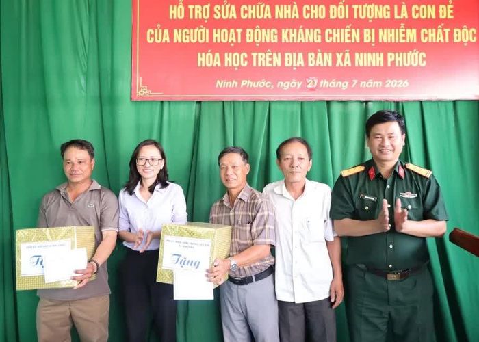 Lãnh đạo xã Ninh Phước và Ban Chỉ huy Quân sự xã tặng quà cho các gia đình tại lễ bàn giao.