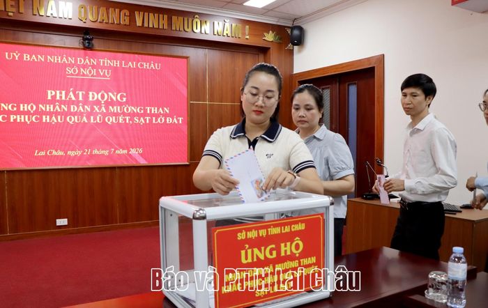 Lãnh đạo các phòng chuyên môn, công chức, viên chức Sở Nội vụ tham gia ủng hộ nhân dân xã Mường Than.