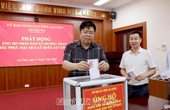Lãnh đạo Sở Nội vụ tham gia ủng hộ nhân dân xã Mường Than.