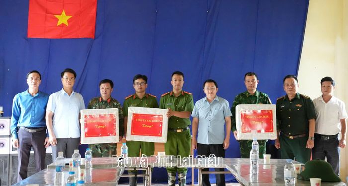 ... tặng quà các lực lượng tham gia khắc phục thiên tai.