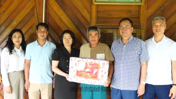 Đồng chí Lê Thị Hường - Trưởng Ban Tổ chức Tỉnh ủy cùng đoàn công tác trao quà cho ông Khoàng Văn Khẩn (con liệt sĩ Quàng Văn Thăng, xã Nậm Hàng).