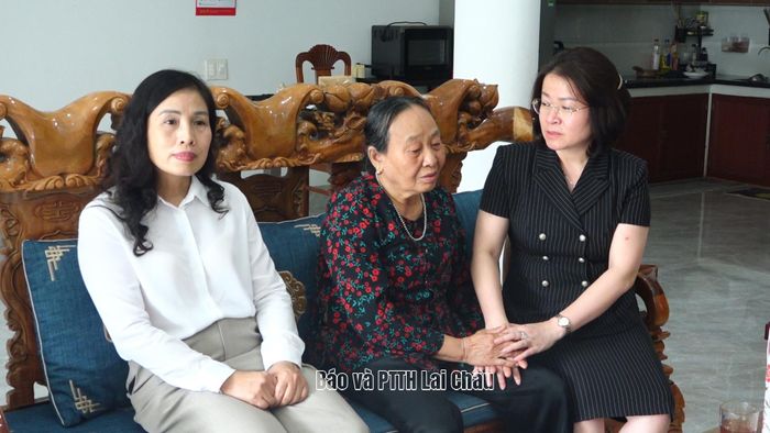 Đồng chí Lê Thị Hường - Trưởng Ban Tổ chức Tỉnh ủy ân cần thăm hỏi bà Nguyễn Thị Thanh (tổ dân phố Pa Kéo, xã Nậm Hàng).