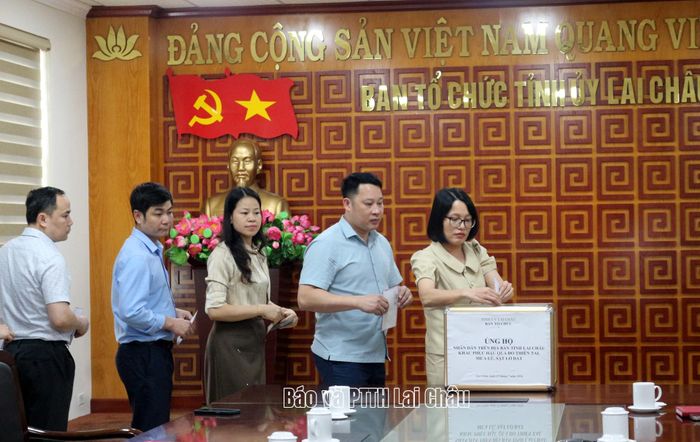 Lãnh đạo và cán bộ, công chức, người lao động của Ban Tổ chức Tỉnh ủy ủng hộ nhân dân trên địa bàn tỉnh bị ảnh hưởng bởi thiên tai và sạt lở đất.