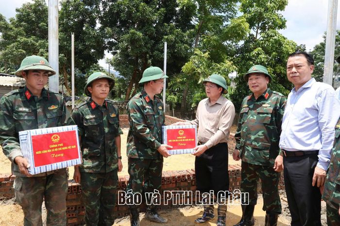 Phó Thủ tướng Chính phủ Hồ Quốc Dũng cùng đoàn công tác thăm hỏi, động viên lực lượng quân đội đang xây dựng nhà ở cho người dân bị ảnh hưởng của mưa lũ.