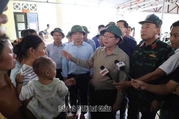 Phó Thủ tướng Chính phủ Hồ Quốc Dũng cùng đoàn công tác và các đồng chí lãnh đạo tỉnh Lai Châu thăm hỏi, động viên người dân xã Mường Than bị ảnh hưởng bởi mưa lũ.