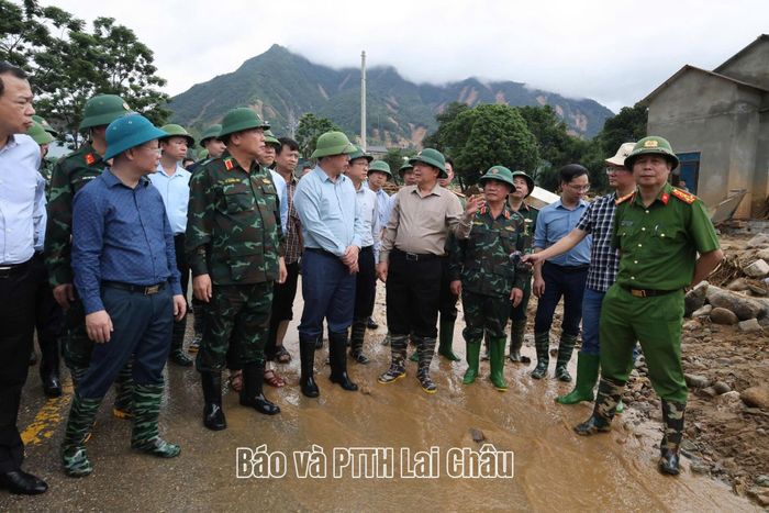 Phó Thủ tướng Chính phủ Hồ Quốc Dũng cùng đoàn công tác và các đồng chí lãnh đạo tỉnh Lai Châu kiểm tra khu vực bị ảnh hưởng do mưa lũ tại xã Mường Than.