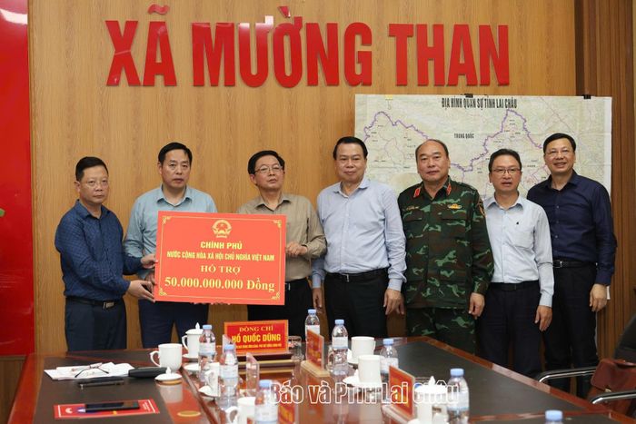 Phó Thủ tướng Chính phủ Hồ Quốc Dũng cùng đoàn công tác trao tiền hỗ trợ 50 tỷ đồng của Chính phủ cho tỉnh Lai Châu.