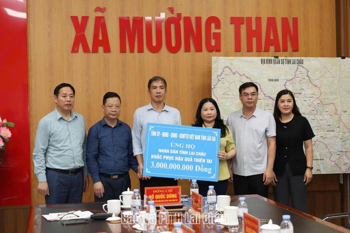 Tỉnh Lào Cai trao tiền hỗ trợ 3 tỷ đồng cho tỉnh Lai Châu.