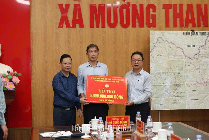 Lãnh đạo Ủy ban Trung ương MTTQ Việt Nam trao tiền hỗ trợ 5 tỷ đồng cho tỉnh Lai Châu.