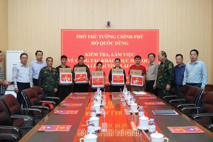 Phó Thủ tướng Chính phủ Hồ Quốc Dũng cùng đoàn công tác và các đồng chí lãnh đạo tỉnh Lai Châu thăm hỏi, động viên, trao quà người dân xã Mường Than chịu ảnh hưởng bởi mưa lũ.