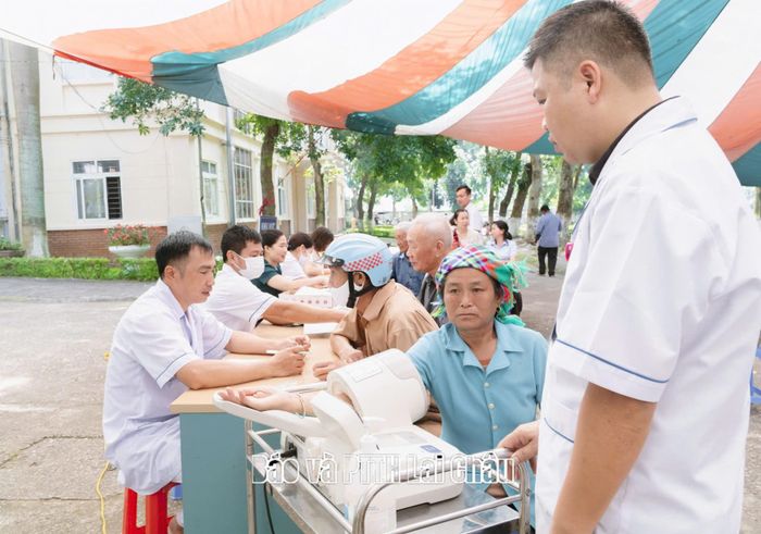 Đội ngũ y, bác sĩ Bệnh viện Đa khoa Tam Đường thực hiện tiếp nhận, thu thập thông tin, đo chiều cao, cân nặng, huyết áp và kiểm tra các chỉ số sức khỏe ban đầu cho người dân.