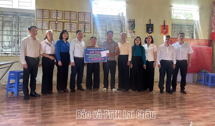 ... trao hỗ trợ kinh phí cho gia đình anh Lý Vần Quang ở bản Giao Chản (xã Khổng Lào) bị thiệt hại về nhà ở do thiên tai.