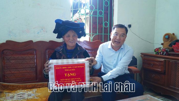 Đồng chí Tống Thanh Bình - Phó Chủ tịch Thường trực Ủy ban MTTQ Việt Nam tỉnh tặng quà cho gia đình bà Sù Gà Mây (vợ liệt sĩ Lý Mè Day).