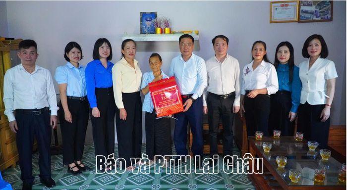 Đoàn công tác thăm và tặng quà gia đình bà Lừu Thị Sảy (vợ liệt sĩ Mào Văn Lốm).