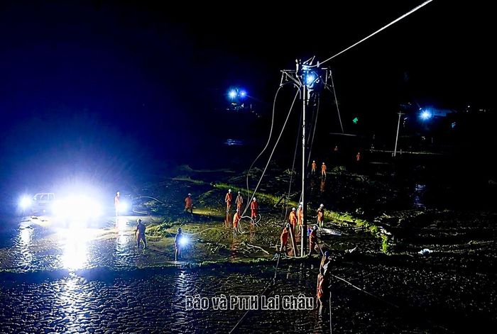 Công ty Điện lực Lai Châu xuyên đêm khắc phục sự cố tại vùng lũ Mường Than.