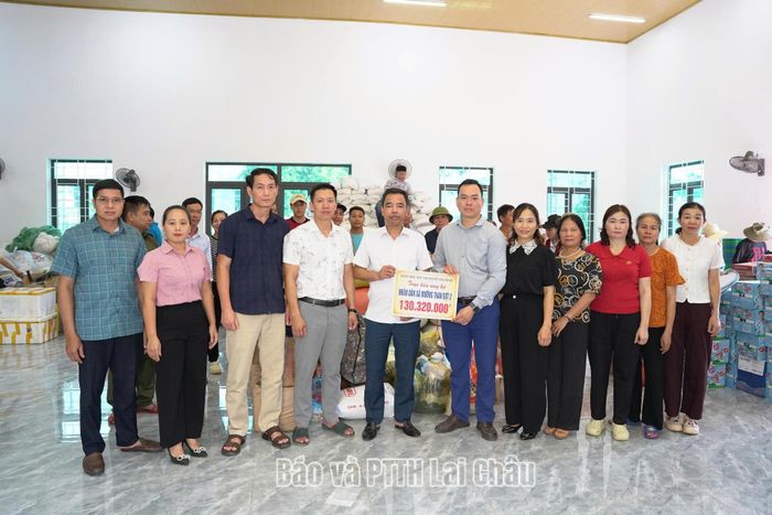 Xã Tân Uyên hỗ trợ 130 triệu đồng (đợt 2) cho xã Mường Than khắc phục hậu quả thiên tai.