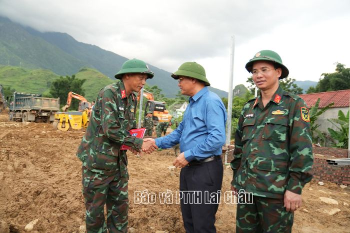 ... kiểm tra khu tái định cư và động viên cán bộ, chiến sỹ Bộ Chỉ huy Quân sự tỉnh trực tiếp thi công xây dựng.