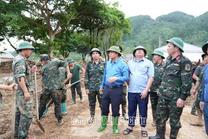 Đồng chí Lê Minh Ngân - Bí thư Tỉnh ủy, Chủ tịch HĐND tỉnh kiểm tra hiện trường khu vực bị lũ quét.