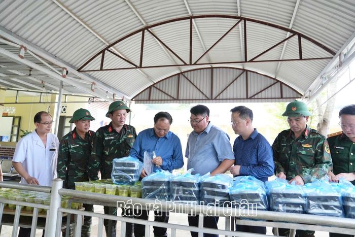 ... trực tiếp kiểm tra các suất cơm nấu cho bà con.