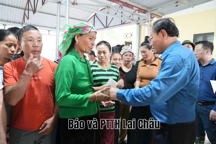 ... thăm hỏi động viên, chia sẻ với bà con vùng thiên tai.