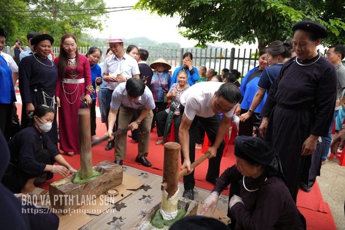 Người dân và du khách trải nghiệm làm bánh ngải truyền thống tại tour du lịch trải nghiệm di sản gắn với nghề làm bánh truyền thống Mai Pha, phường Đông Kinh