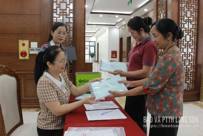 Cán bộ Sở Y tế phát tài liệu tập huấn cho nhân viên y tế thôn bản
