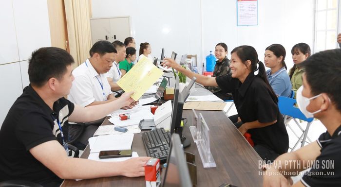 Cán bộ Trung tâm Phục vụ hành chính công xã Tân Tiến giải quyết thủ tục hành chính cho người dân
